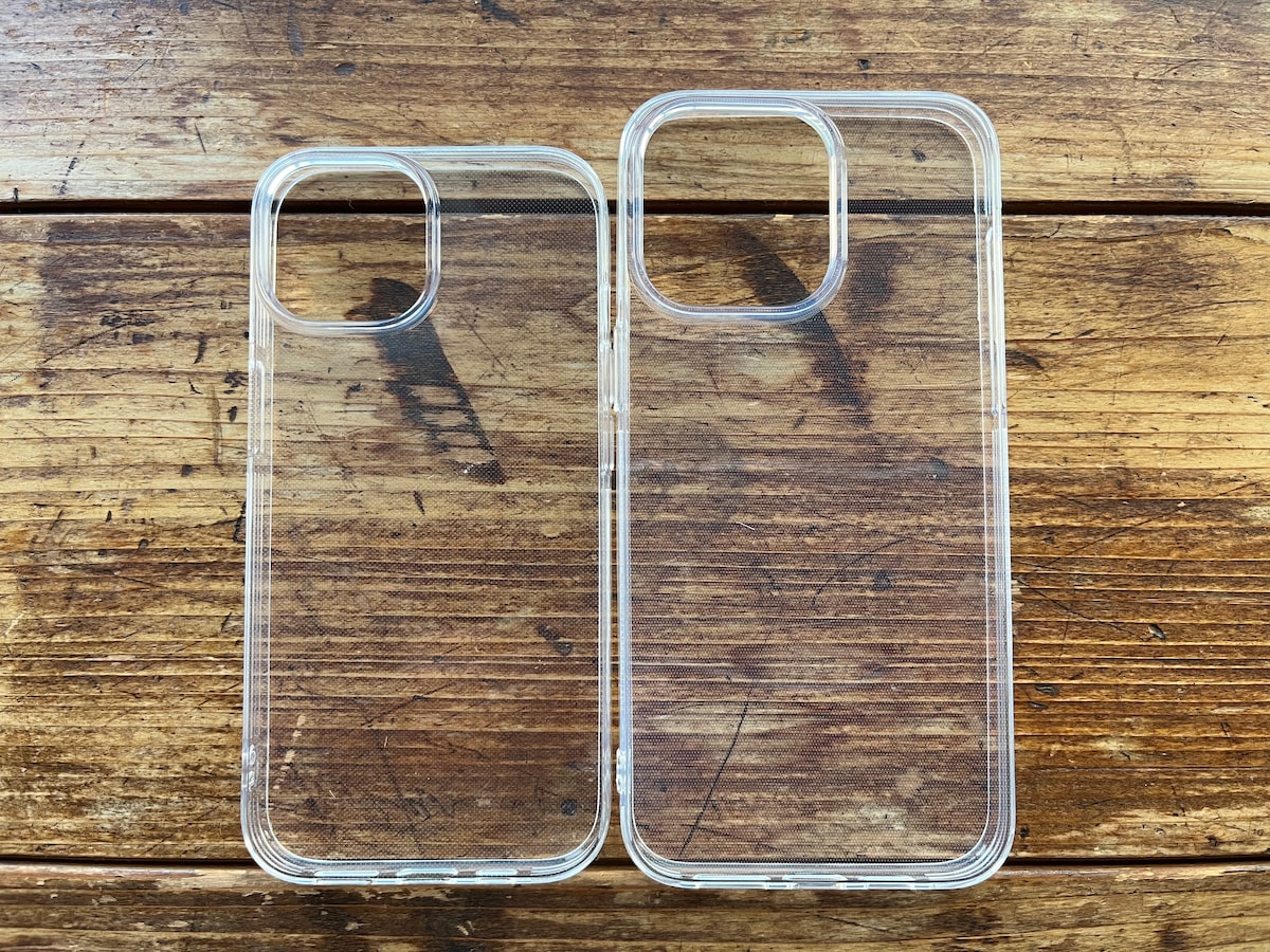 キャンドゥの「for iPhoneスモール 2カメラ穴」（左）、「for iPhoneラージ　3カメラ穴」（右）