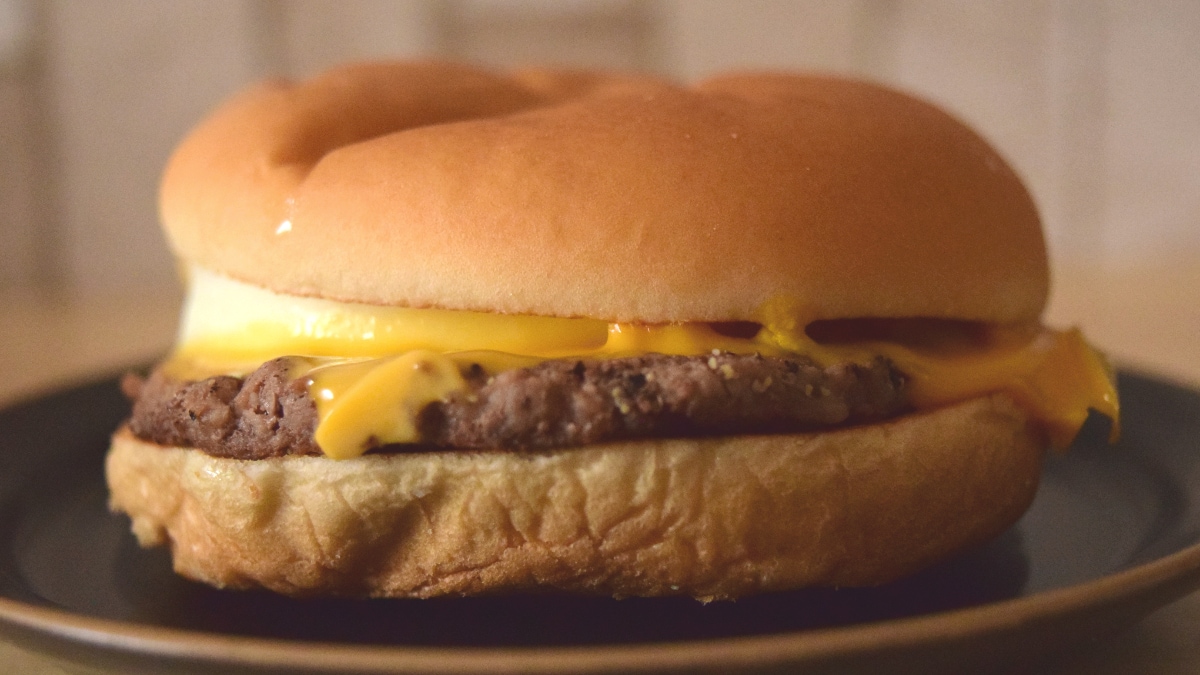 マクドナルド「エグチ」の価格は240円（税込）～です。