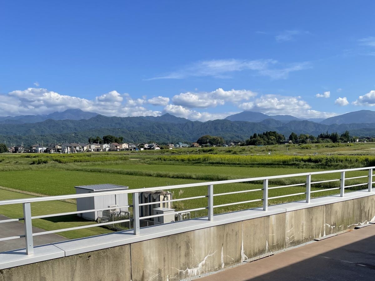 工場見学の合間に施設内テラス席で立山連峰も鑑賞できます。