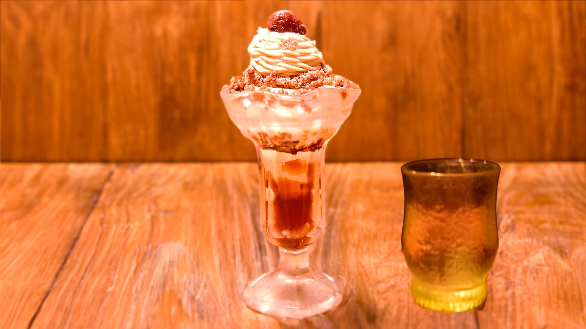店内の飲み水グラスとモンブランパフェの高さを比較