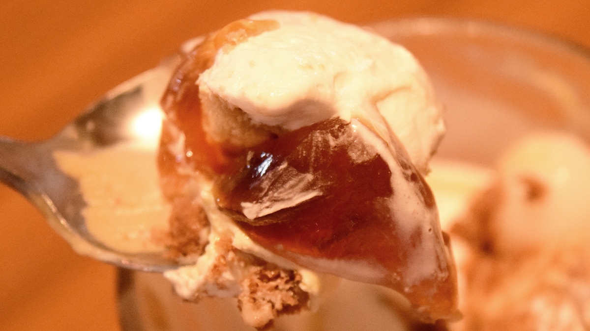 シフォンケーキや紅茶ゼリー、カリカリ食感のショコフレークなど盛りだくさんなパフェへと味わいがうつっていき、最後まで飽きることなく完食できます。