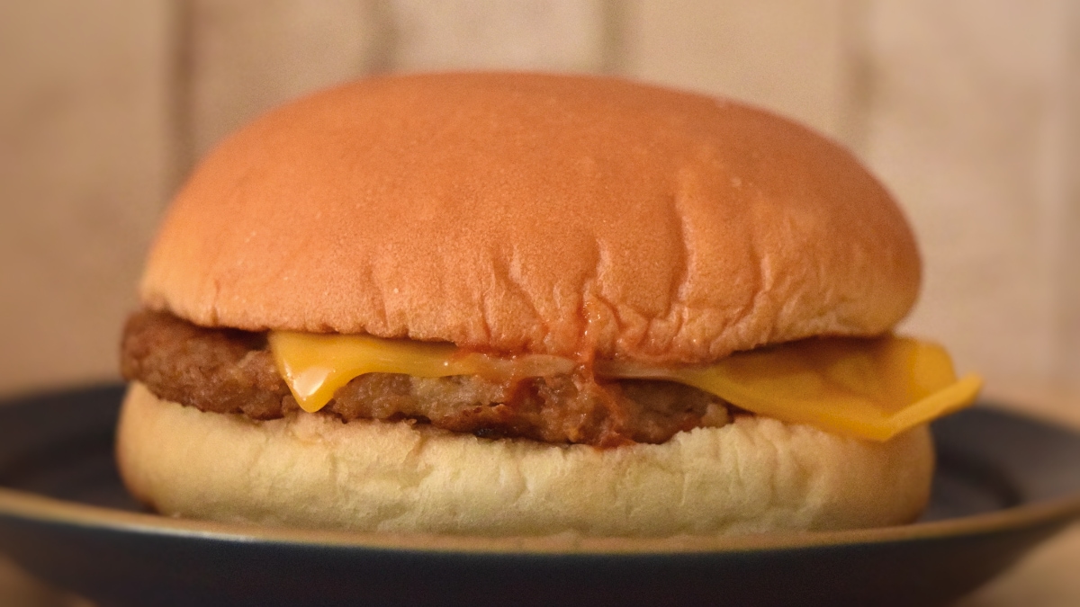 バンズはふんわりとしていて、ほどよくとろけたチーズにハンバーグパティと絡み合っていて絶妙