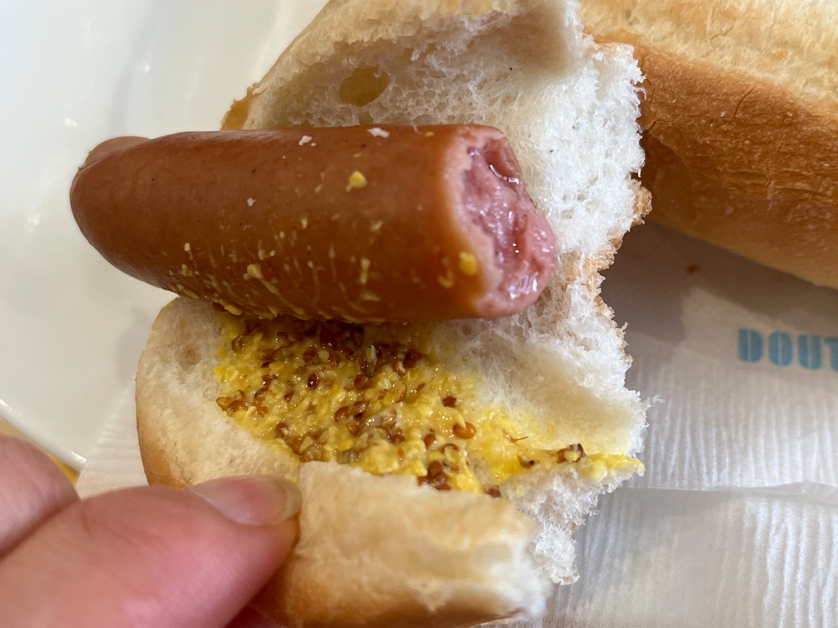 ドトールの「ジャーマンドッグ」のマスタードにはあまり辛味がなく食べやすい