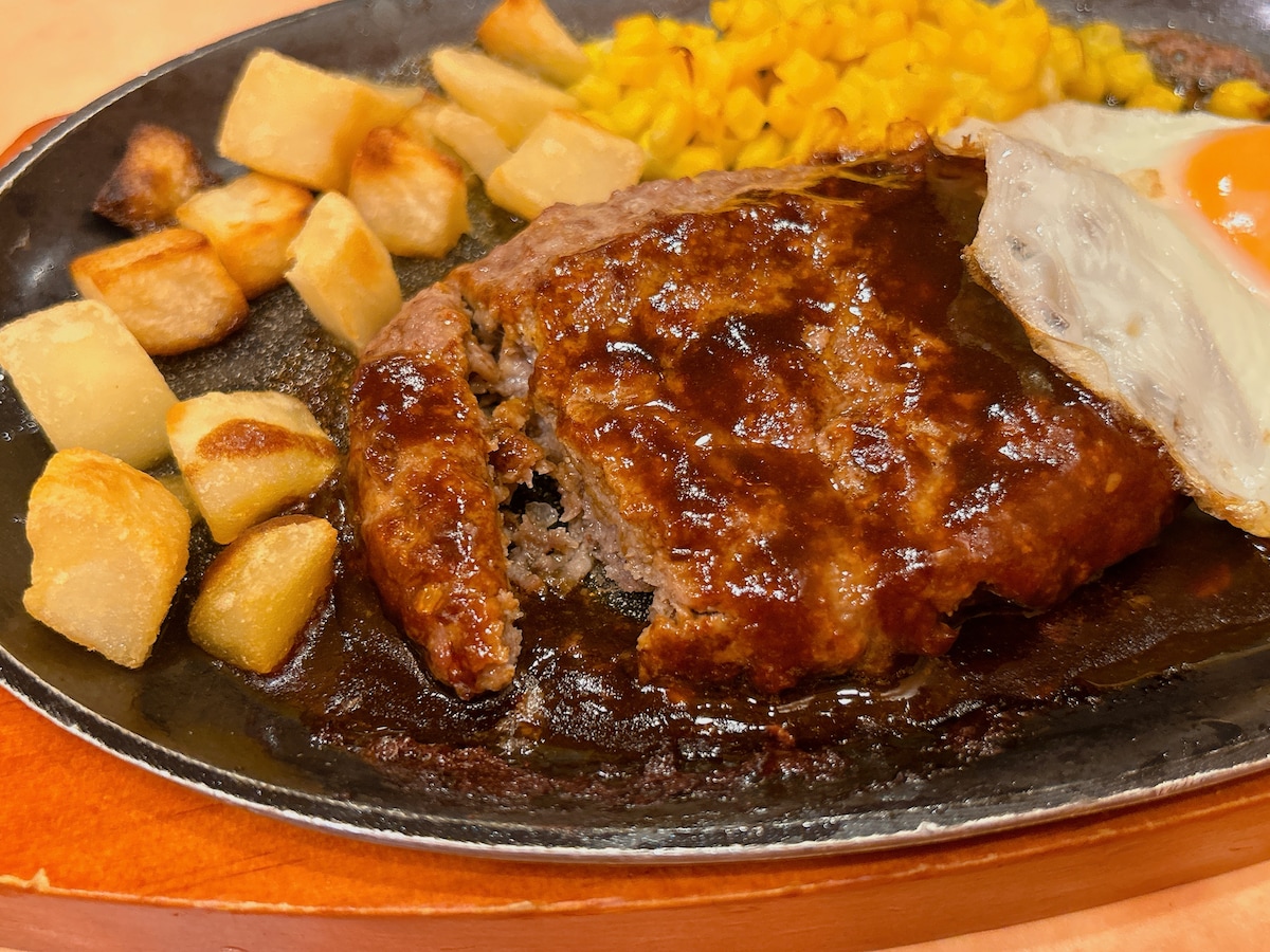 しっかりと厚みのある肉厚ハンバーグは食べ応え抜群