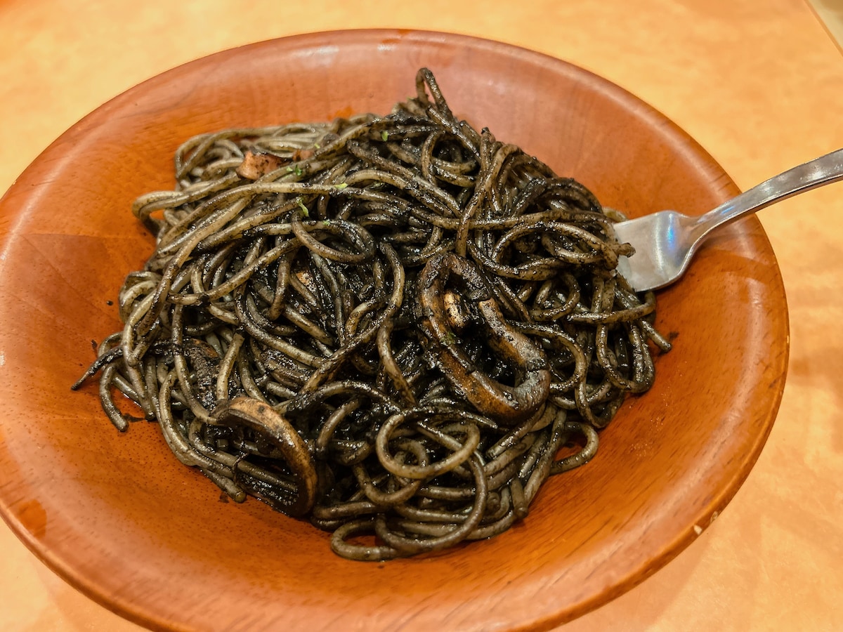 メニュー表のままの真っ黒なパスタに驚く