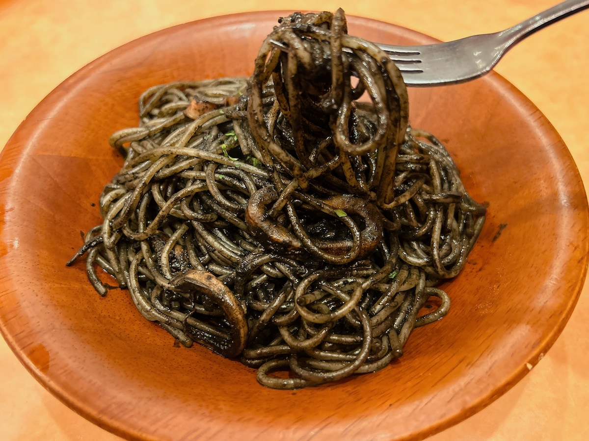 味は一般的な魚介パスタに似ている
