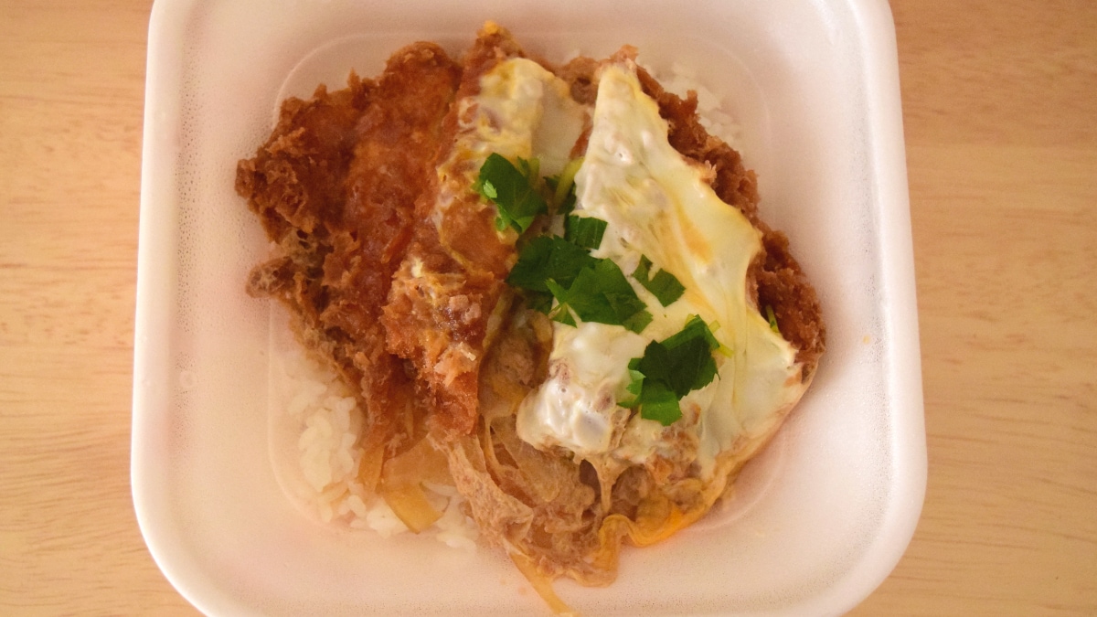 味付けは濃すぎることなく、たまごやロースカツの旨味もしっかりと感じられます