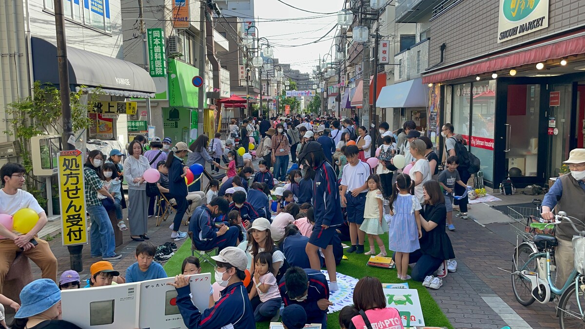 商店街とのコラボイベントも毎年開催し、大盛況です。