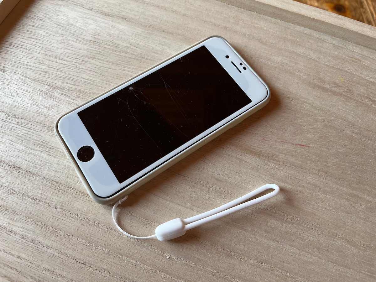 キャンドゥの「シリコンストラップ」はスマホケースにつける