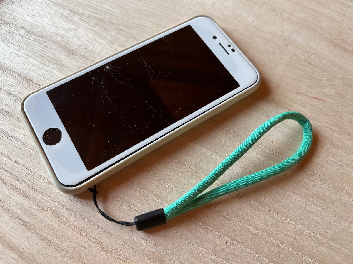キャンドゥの「カラフルストラップ」もスマホケースにつけて使う