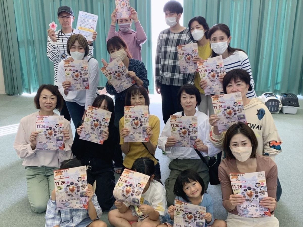 2023年10月15日の保護猫譲渡会の様子。今尾さんは右手前、ベージュの洋服の方。