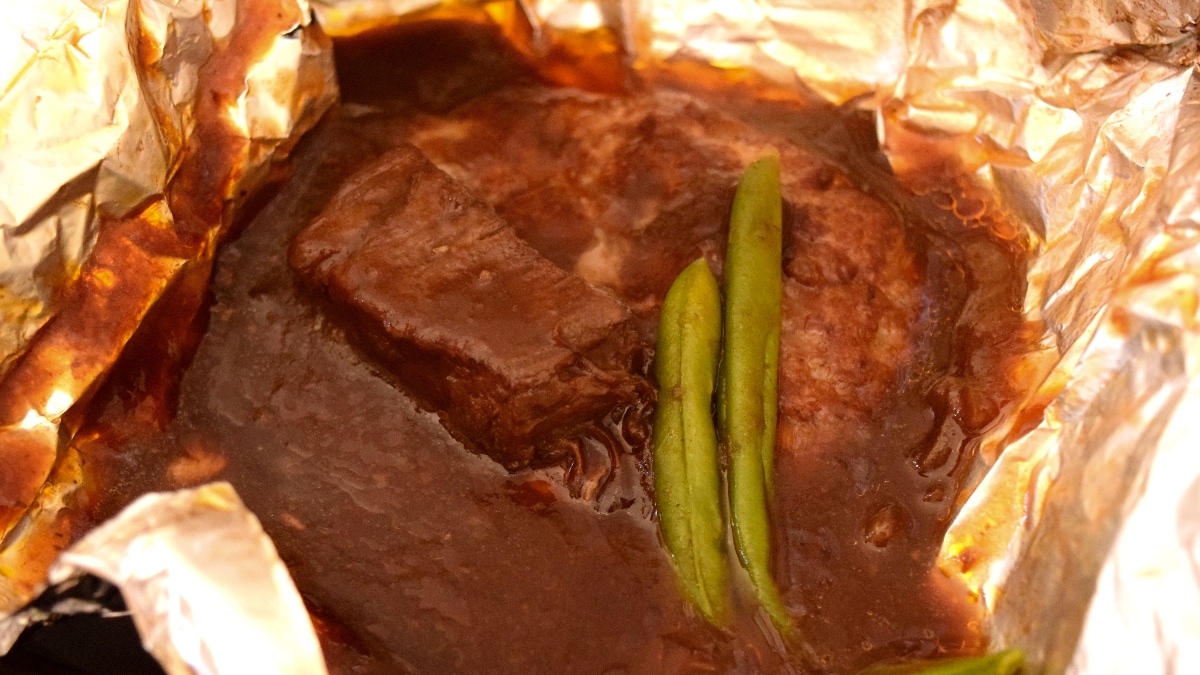 濃厚ビーフシチューの中に、ハンバーグと牛肉の塊がどっぷり浸かっています。