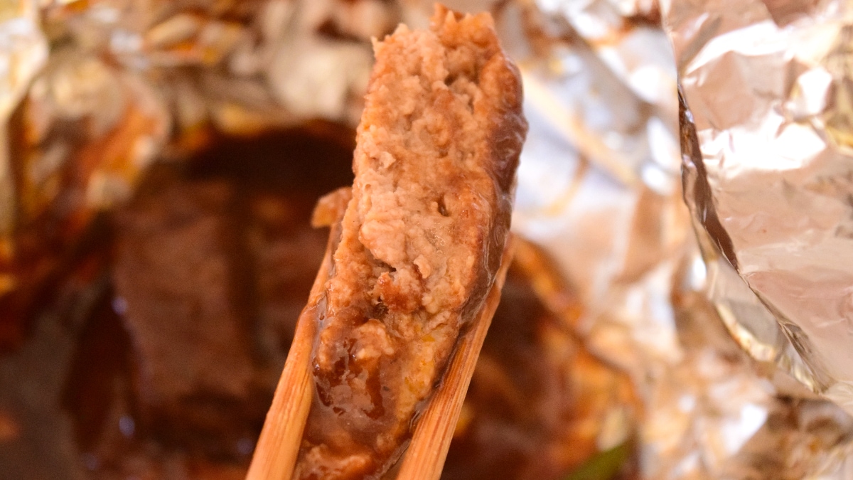 密度の高いハンバーグはビーフシチューの味わいがしみ込んていて濃厚。