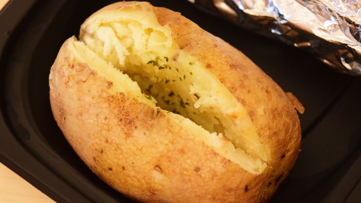 となりに添えられているポテトは皮までおいしくいただけます