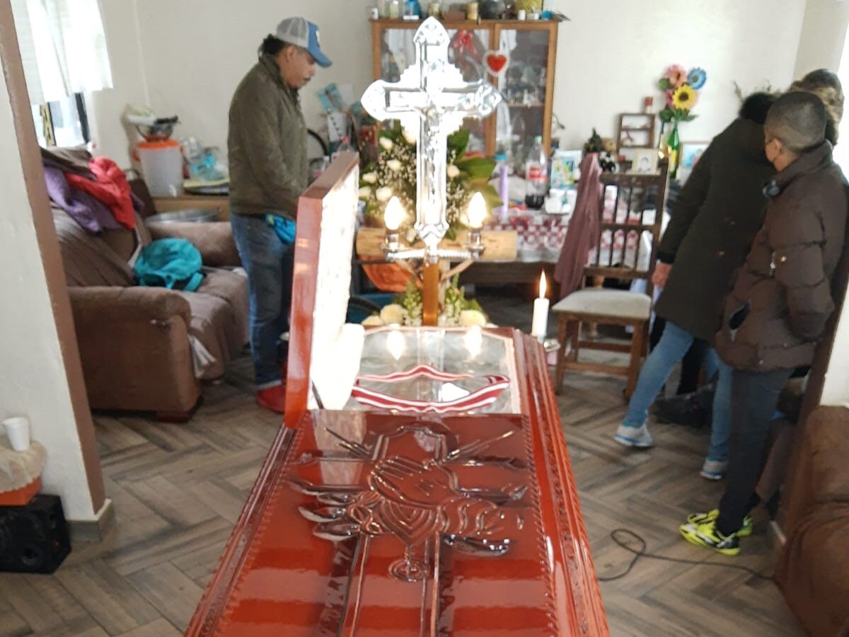 棺の上には墓に設置するための十字架がある 写真提供：Karla Plascencia Valencia