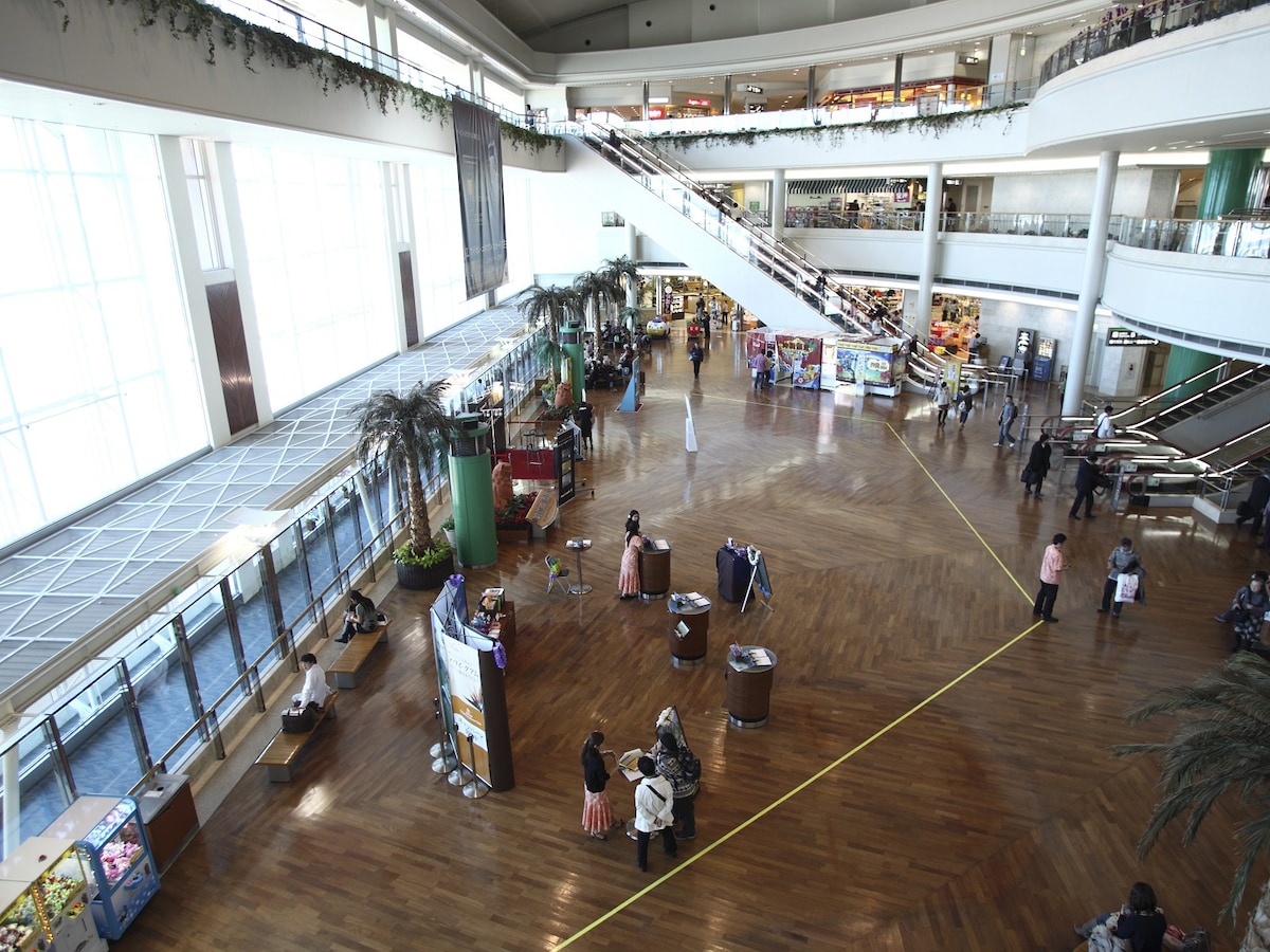 那覇空港2階は沖縄土産フロア。チェックイン前にショッピング! (C)OCVB