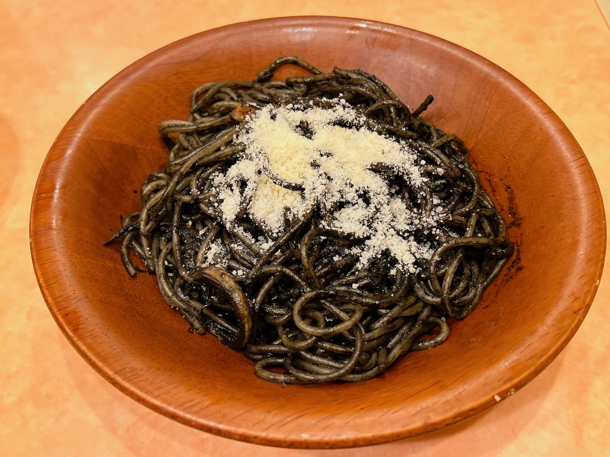 魚介の風味がやわらいで食べやすくなる「イカの墨入りスパゲッティ」
