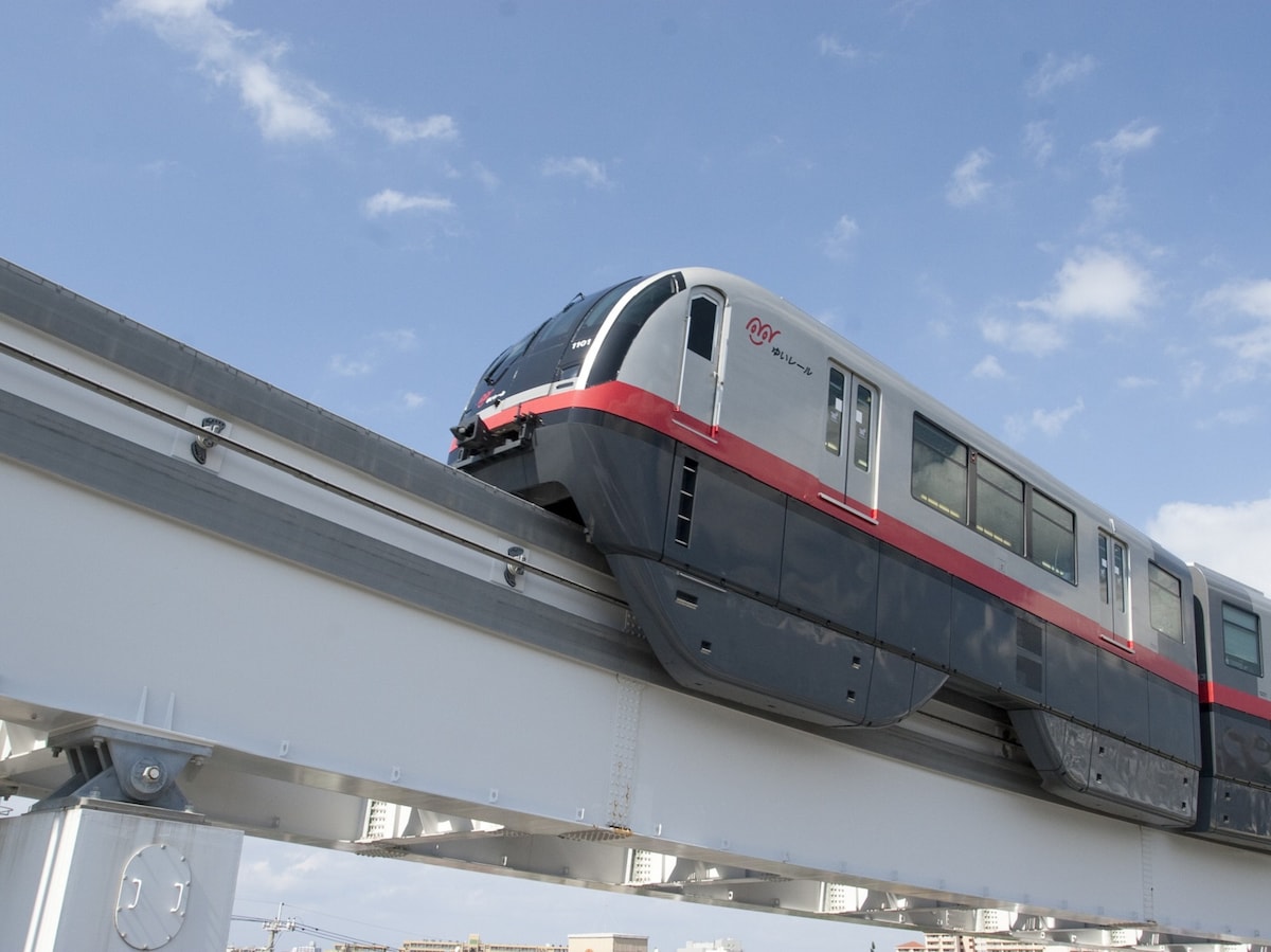 車窓の風景を楽しむには、ラッピングされていない画像の車両に乗るのがおすすめ （C）OCVB