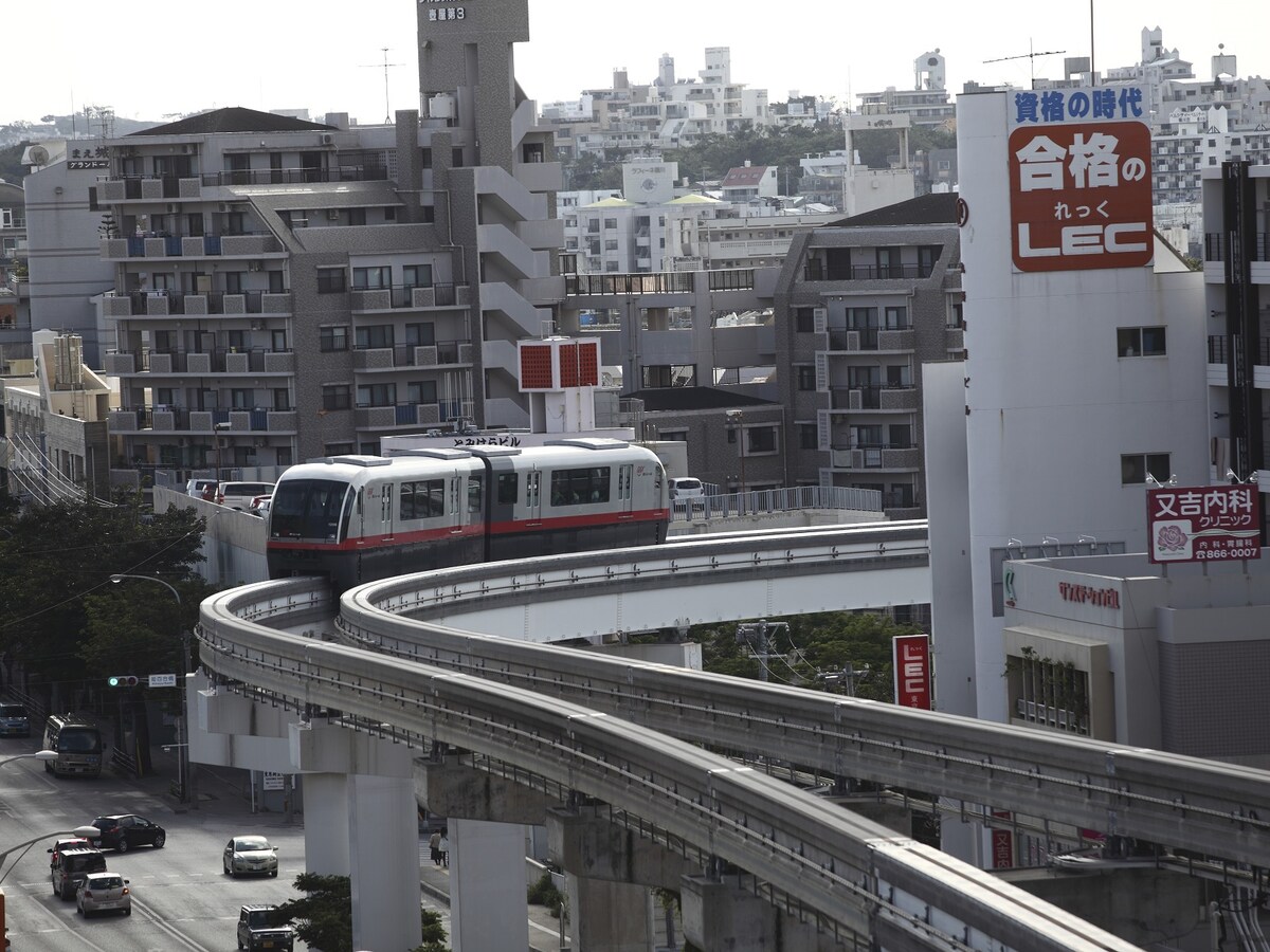 車社会で渋滞が多い那覇市中心部では、ゆいレールはとても重要な移動手段 （C）OCVB