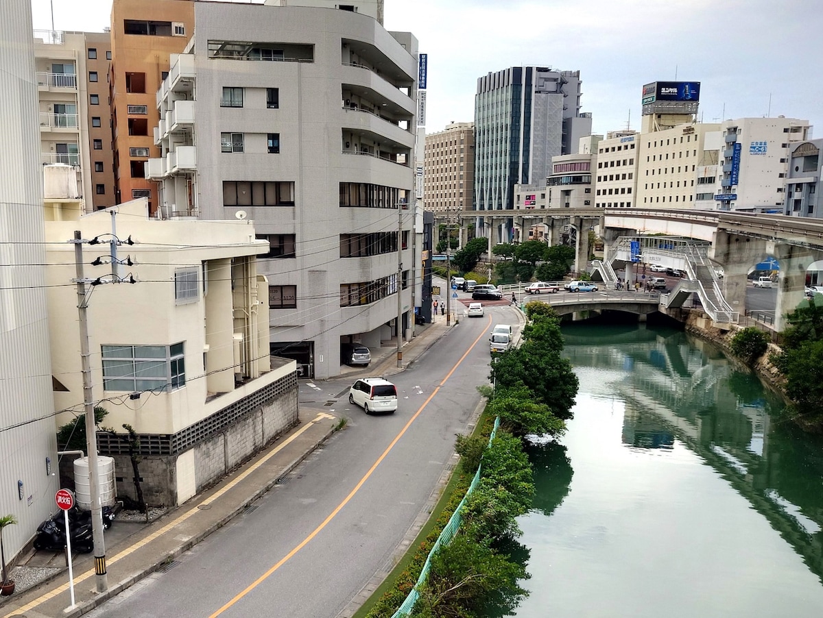 那覇中心部では、ゆいレールは久茂地川の上を走っている