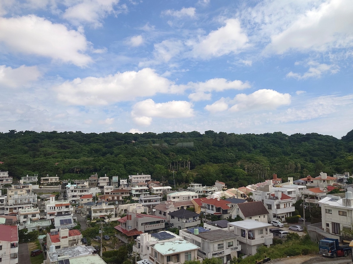 市立病院前駅の近くにある亜熱帯の木々が生い茂る末吉公園。琉球の歴史が息づく聖地でもある