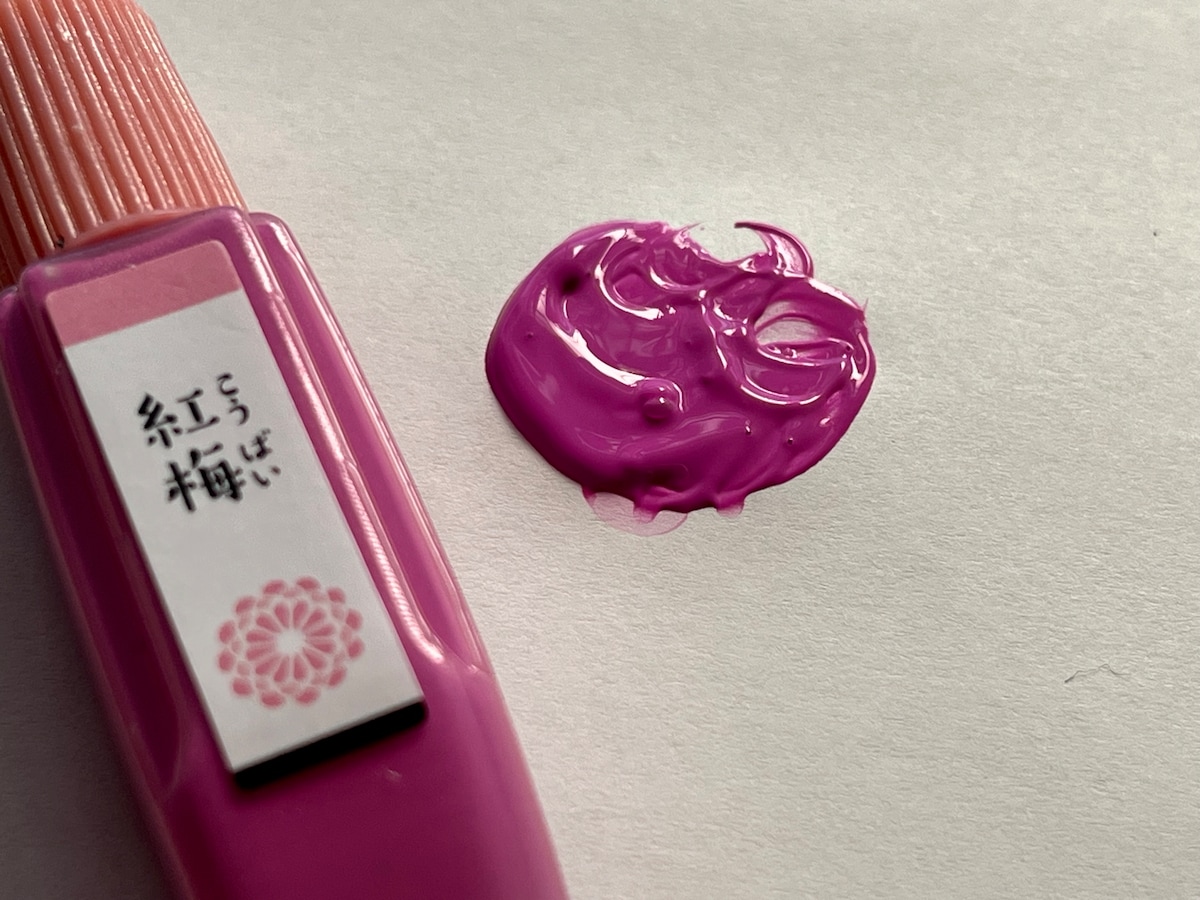 セリアの「水彩えのぐ 和の色8色」の紅梅は濃いめのピンクに近い色合い