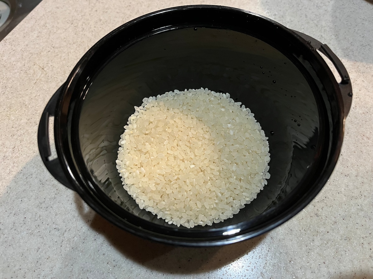 お米を1合（150g）をはかって容器に入れる