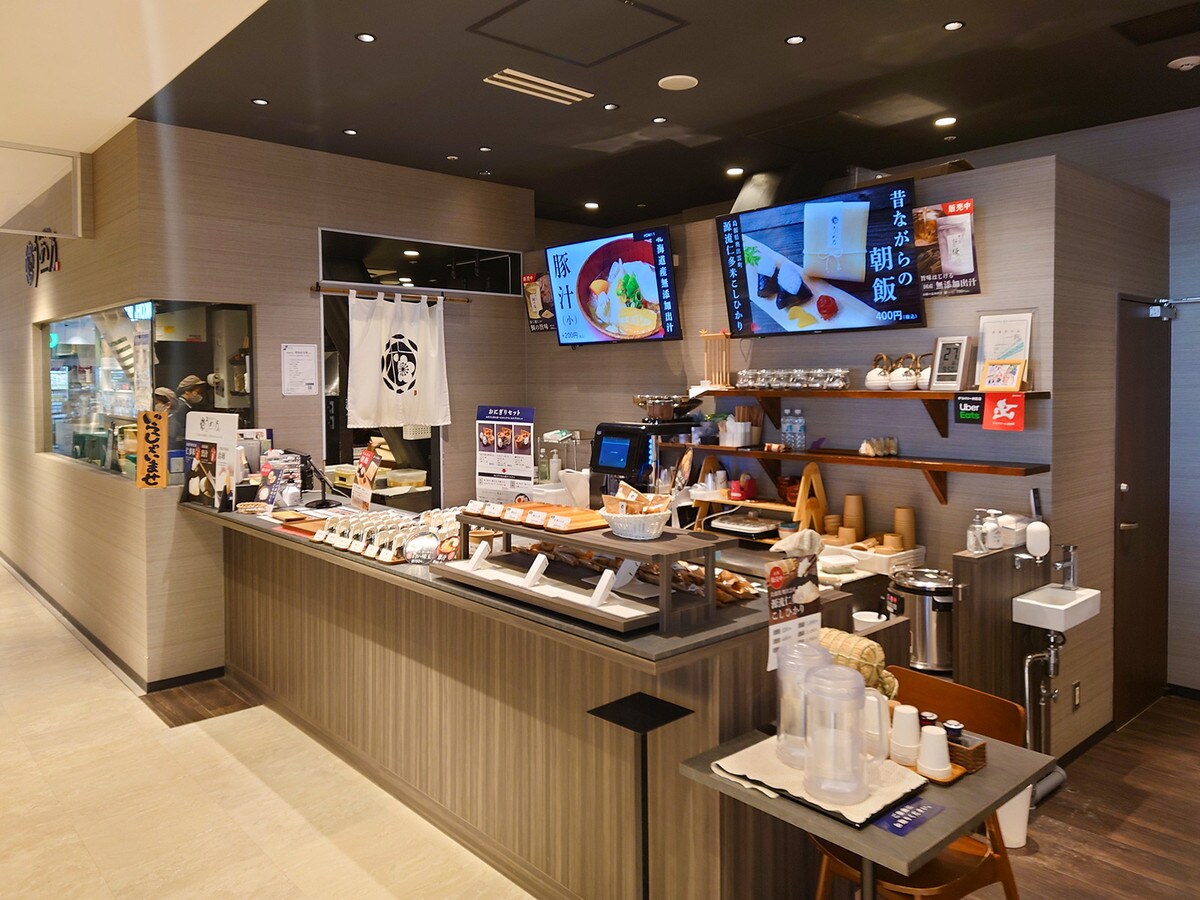 ラクシスフロント1階 フードコートにある「おにぎりカフェ うめ乃」