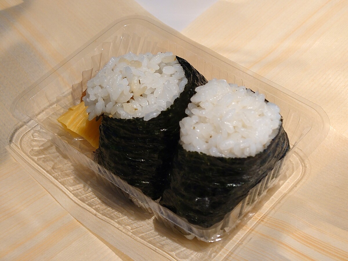 「昔ながらの朝飯 」(税込400円、平日8:00~11:00)はおにぎり2種(塩、日替わり) に梅干しとたくあんが付く