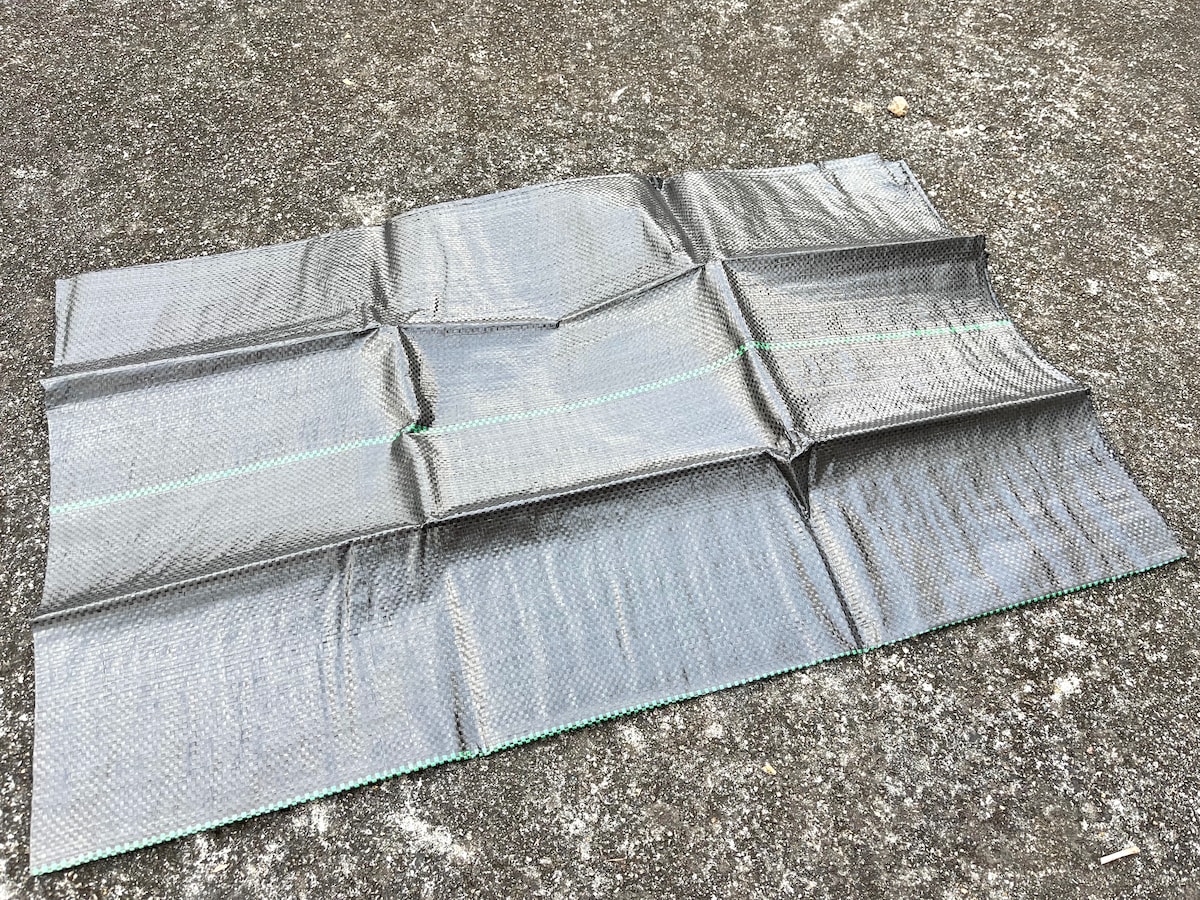 セリアの「園芸・駐車場用　防草シート」は黒くて光が入らないようになっている