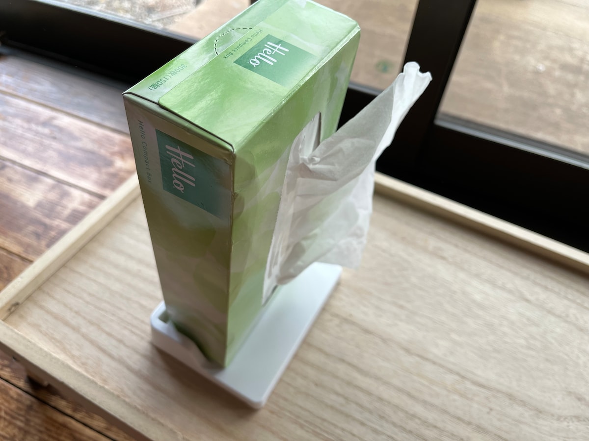 キャンドゥで買える「ティッシュボックス スタンド」でボックスティッシュを立てて置ける