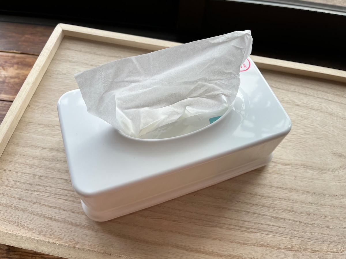 キャンドゥの「袋入りティッシュ用ケース」は真っ白でシンプル