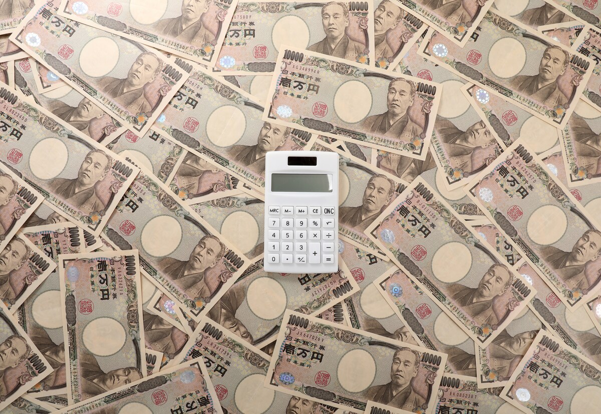 電卓と散らばったお札