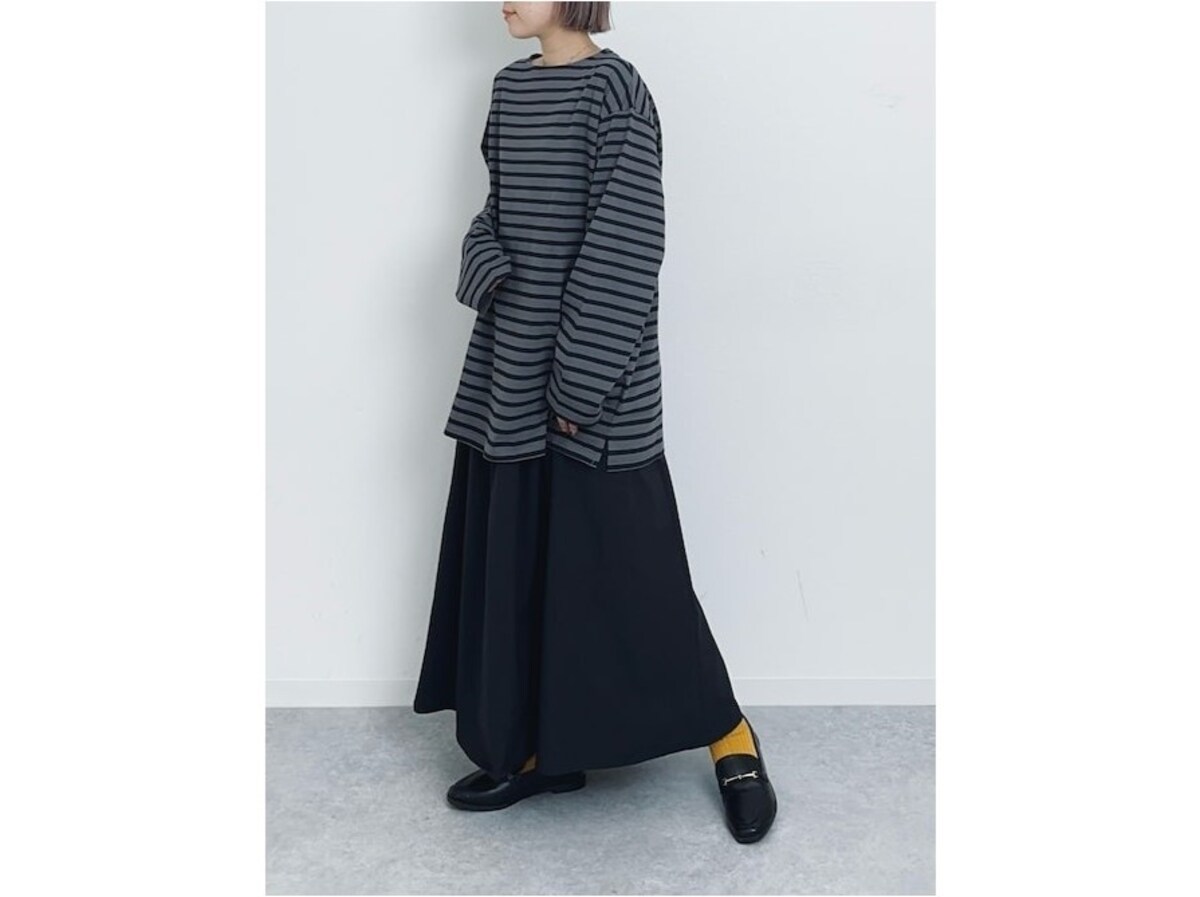 ゆったりとしたロングスカートを合わせてボーダーにフェミニンさを　出典：WEAR