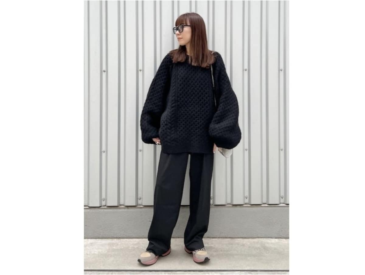 たっぷりとボリュームのあるケーブルニットはコーデの主役に　出典：WEAR