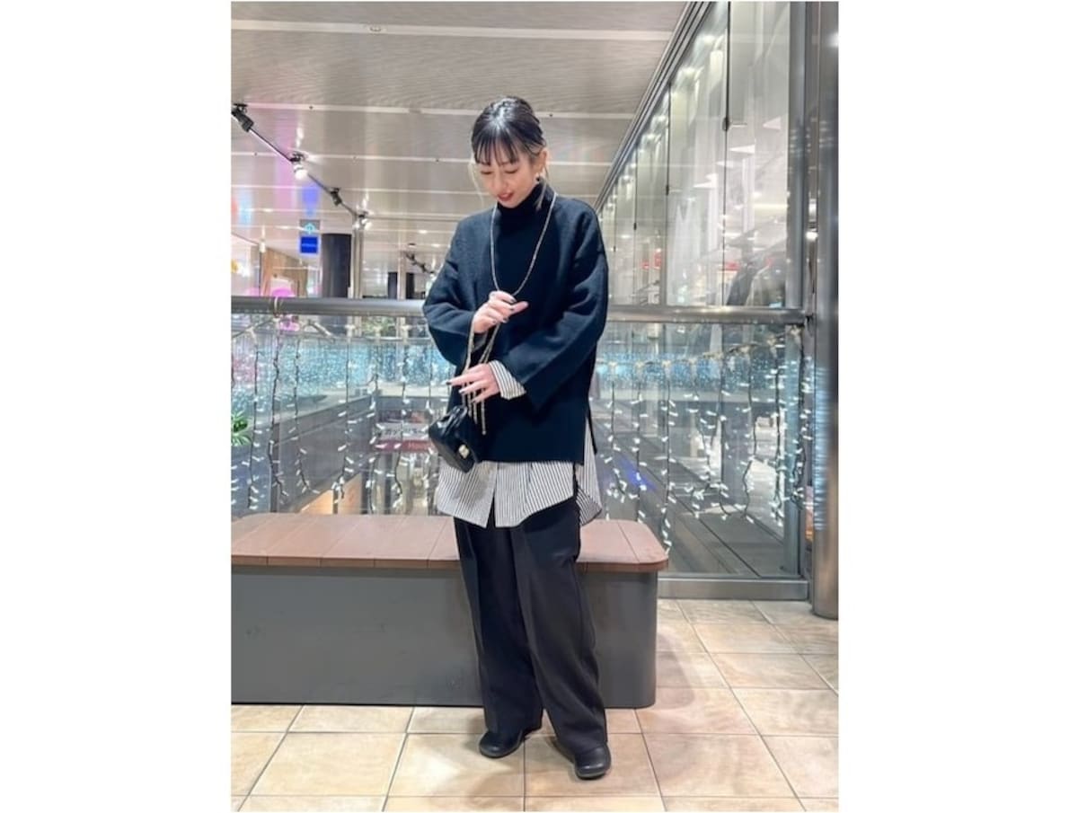 インナーにゆったりしたシャツをレイヤードしてシャープさをプラス　出典：WEAR