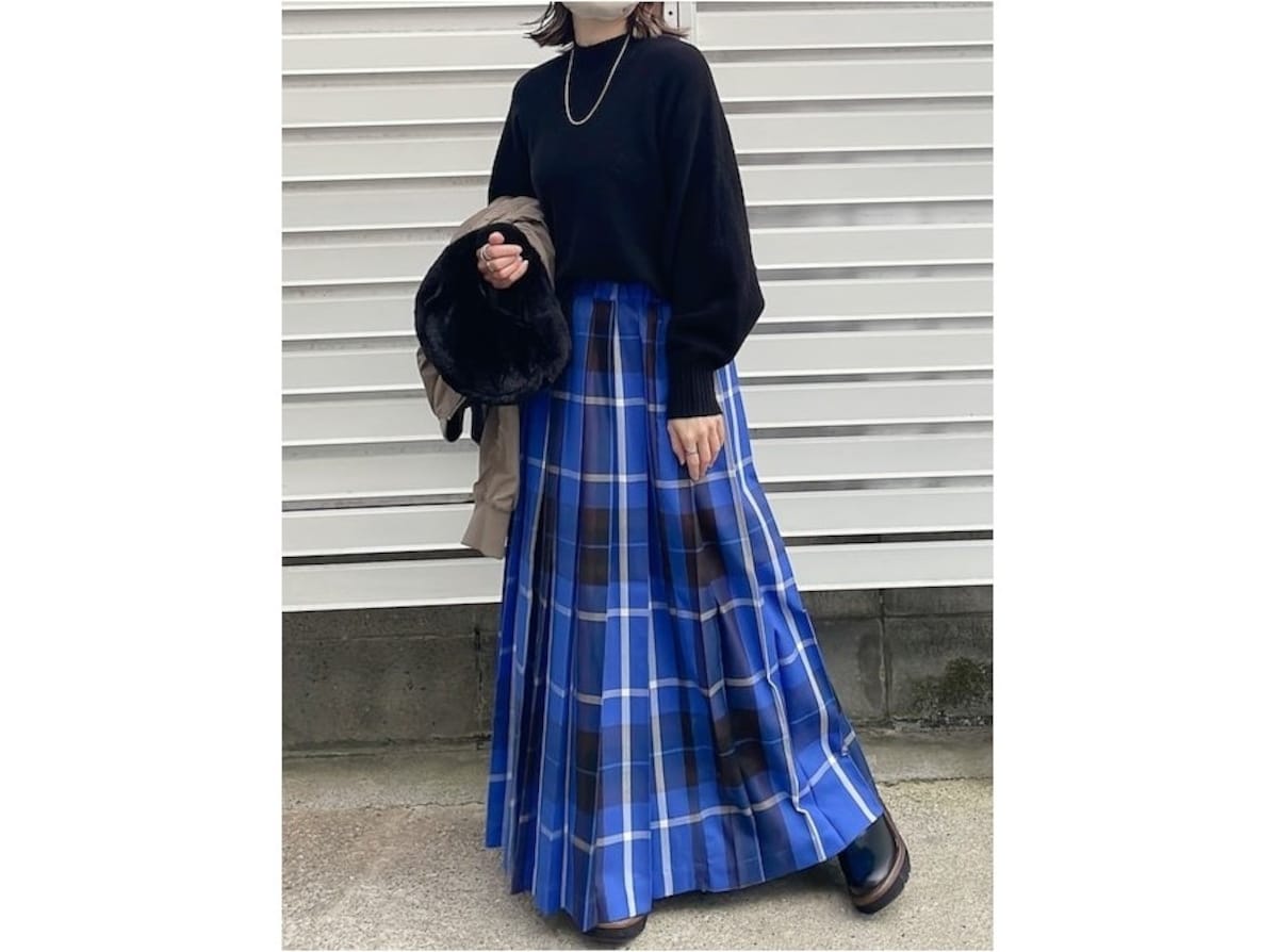 冬コーデをぱっと明るくしてくれる華やかスカートと黒ニットは相性よし　出典：WEAR
