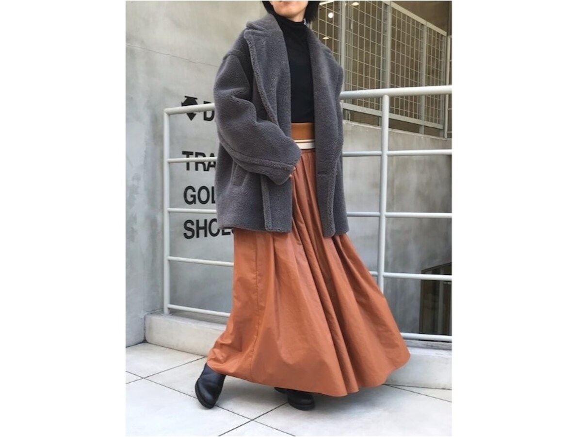 カジュアル見えしやすいボア素材もグレーならシックな印象に　出典：WEAR