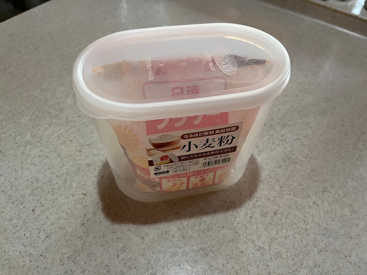セリアの「なるほどパック 小麦粉」は半透明で中身が見えやすい