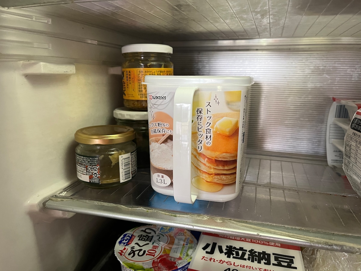 セリアの「キッチンストッカー 1300」は持ち手があり、冷蔵庫に入れても出し入れしやすい