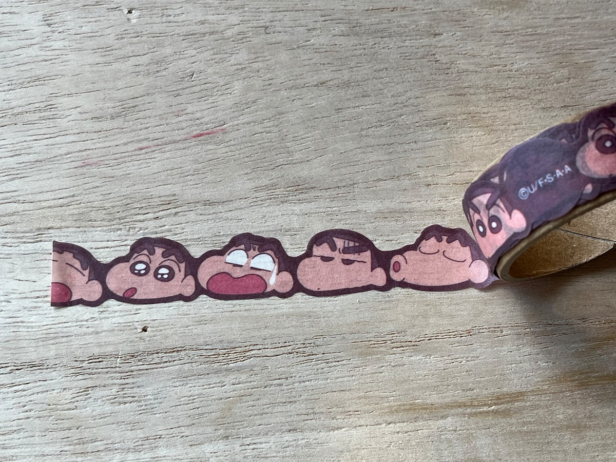 セリアのクレヨンしんちゃんの「ダイカットマスキングテープ」