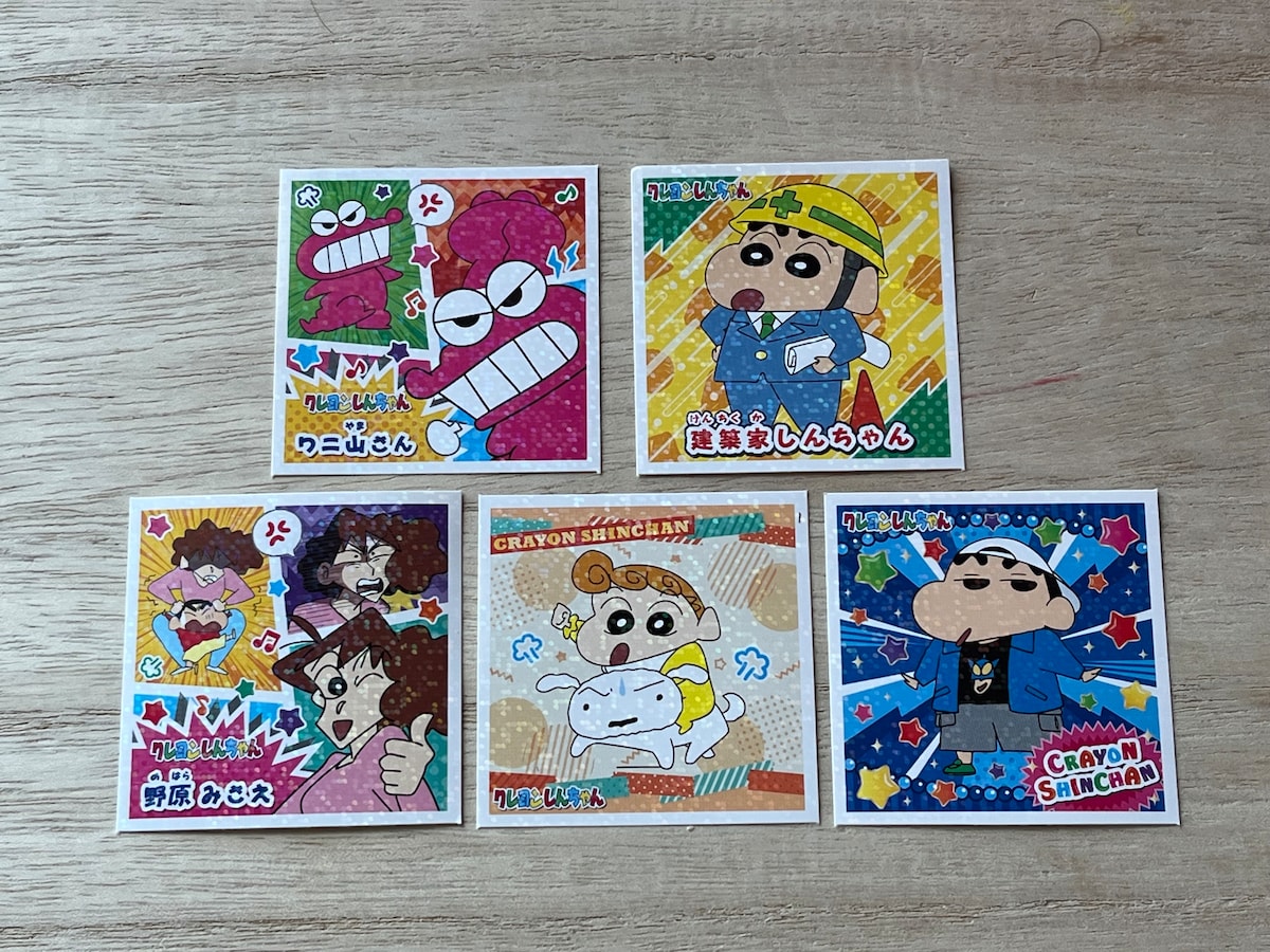 セリアの「クレヨンしんちゃん シールコレクション」には5枚のシールが入っている
