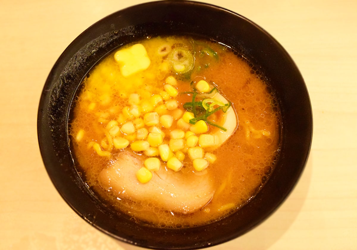 具材はチャーシュー・バター・コーン・ねぎ・煮卵