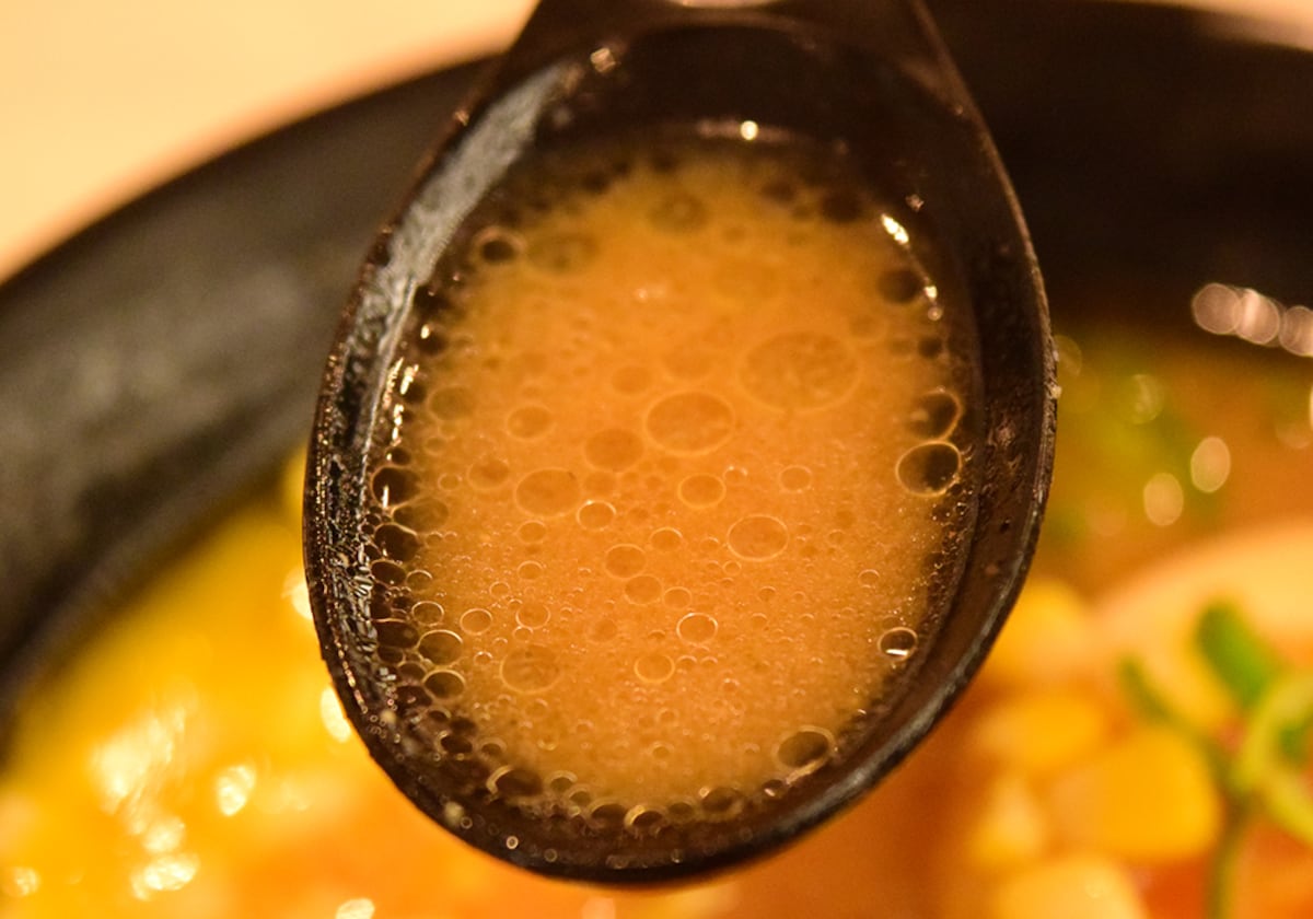 スープは濃厚で、バターを溶かすことで味の深みが増しています