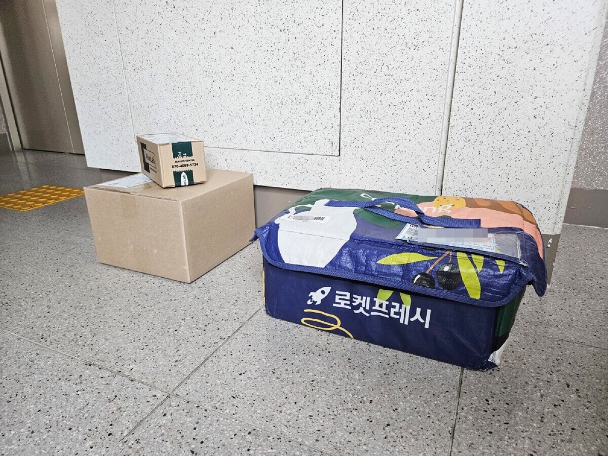 マンションの玄関前に届けられた宅配物や生鮮食品。時間指定で届けられる