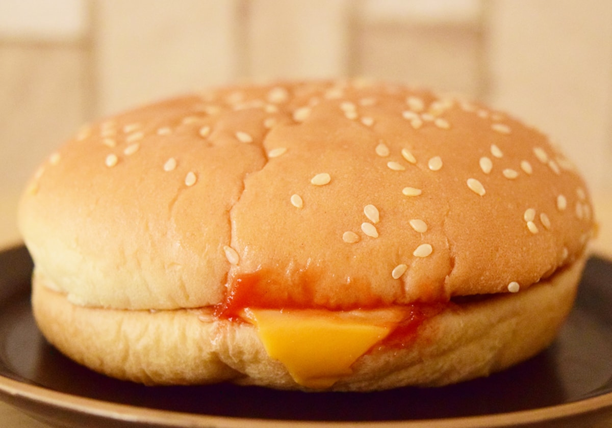 チーズバーガーはごく一般的な大きさ