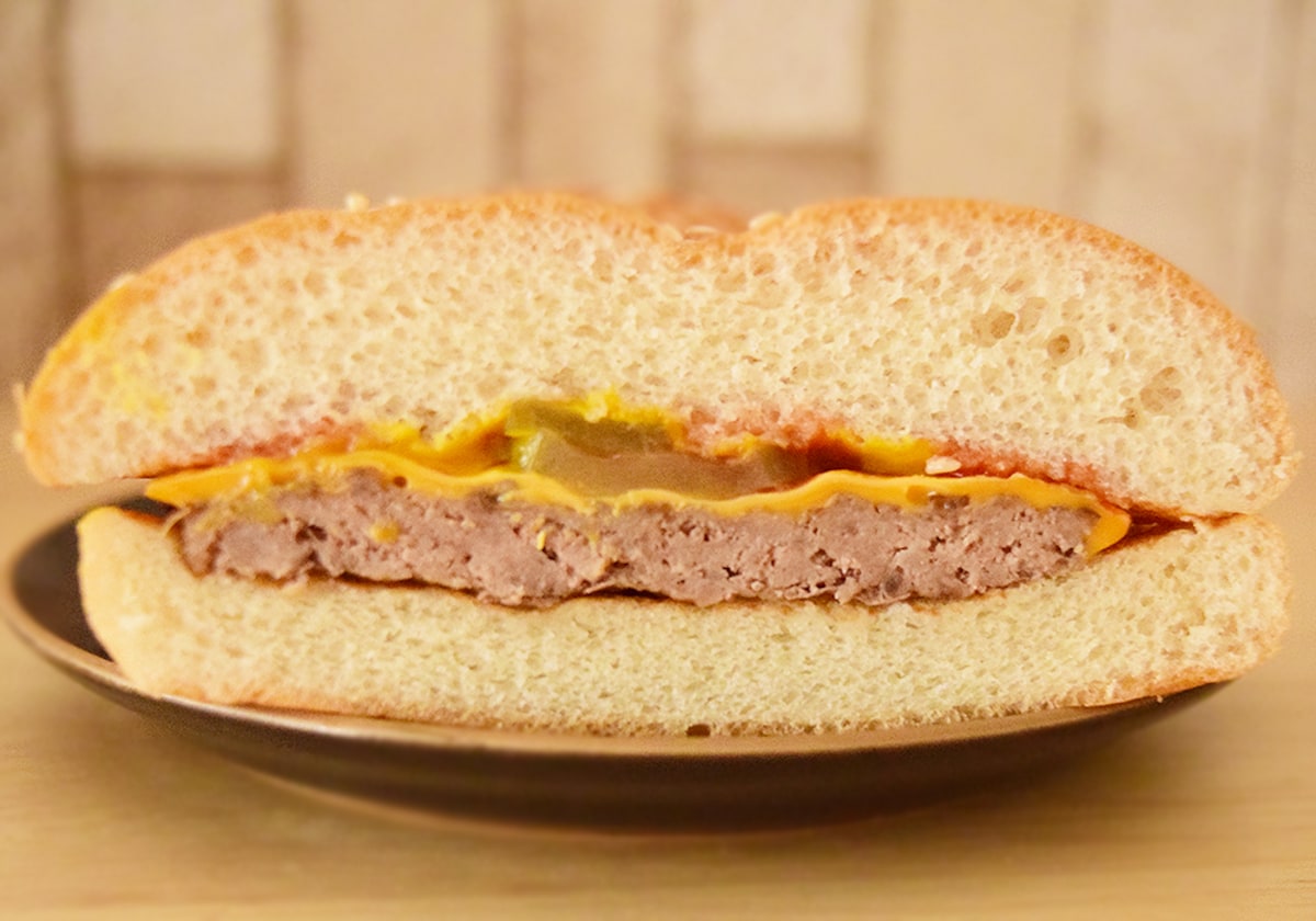 直火焼きビーフパティの深みのある味わいが強調されている