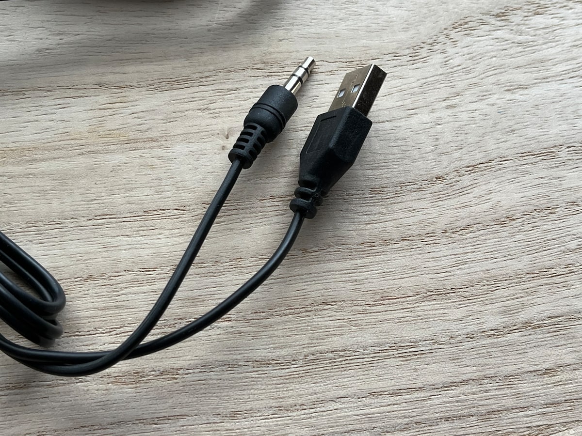 キャンドゥの「USBミニスピーカー」のケーブルの先端は2種類になっている