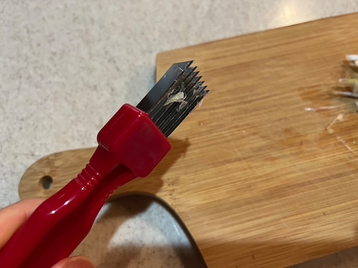 セリアの「ネギカッター　ねぎサッサ」を使った後は、細かいネギやネギの粘膜を落とそう