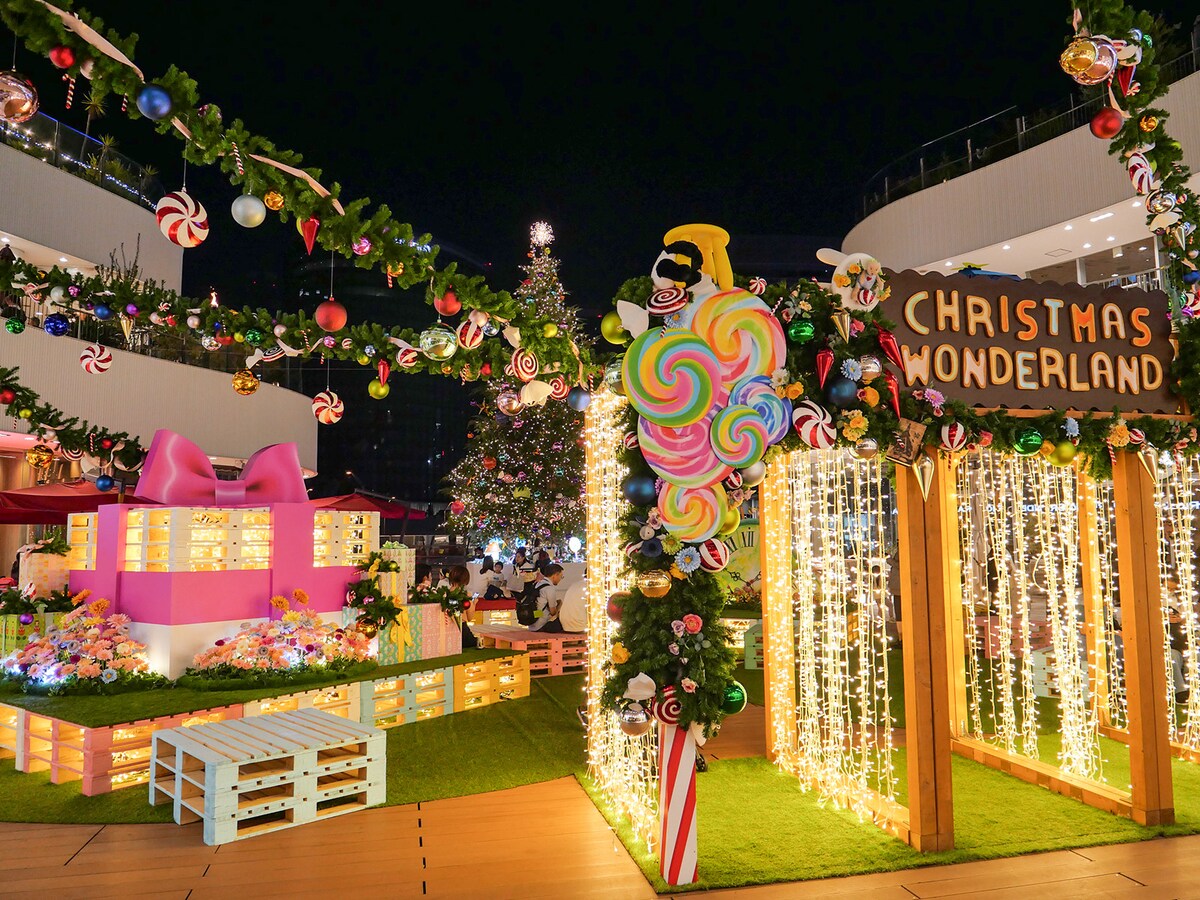 「クリスマスワンダーランド」をテーマにしたカラフルなオブジェが点在